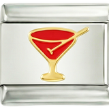Cóctel Rojo en su Vaso Dorado